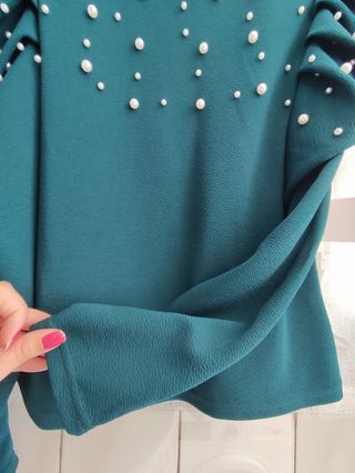 Blusa verde con perlas