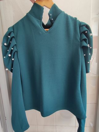 Blusa verde con perlas