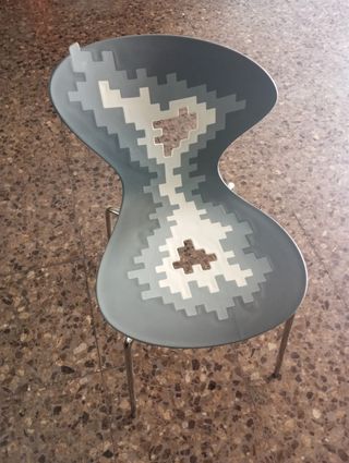 Silla moderna gris y blanca