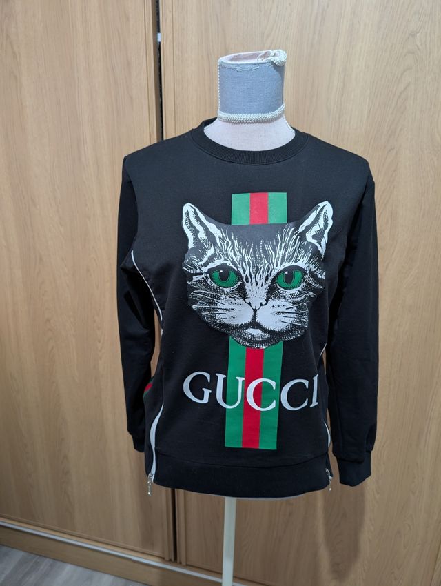Jersey con estampado de gato y el logo de Gucci.