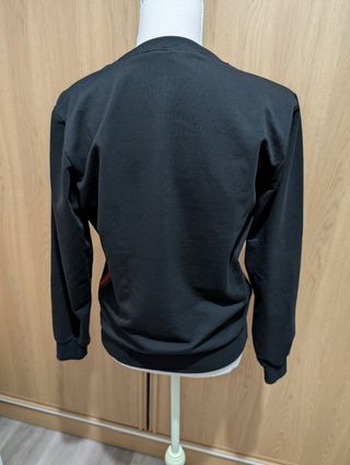 Jersey con estampado de gato y el logo de Gucci.