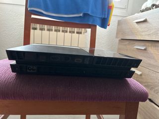 PS4 (PlayStation 4)