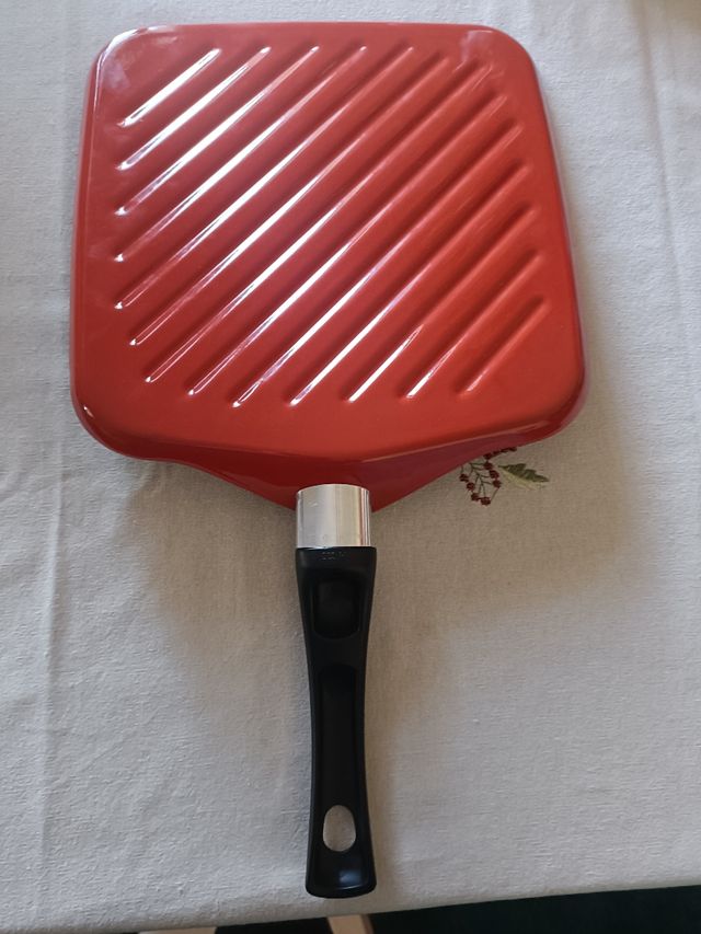 Sartén grill antiadherente roja y negra