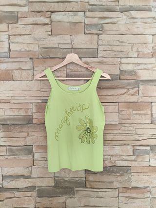 Conjunto camiseta y chaqueta verde.