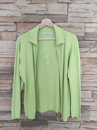 Conjunto camiseta y chaqueta verde.