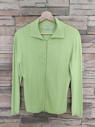 Conjunto camiseta y chaqueta verde.