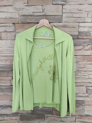 Conjunto camiseta y chaqueta verde.