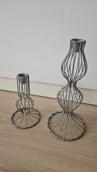 Frutero y candelabros metal gris