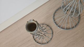 Frutero y candelabros metal gris