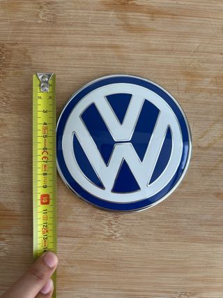 Insignia VW azul y blanca