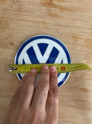 Insignia VW azul y blanca