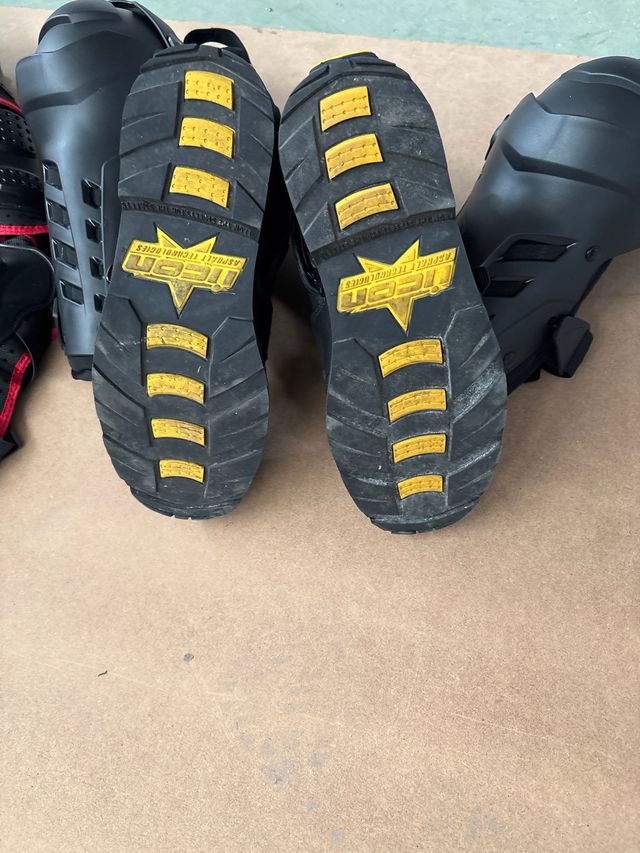 Equipación moto cross: rodilleras culot y botas