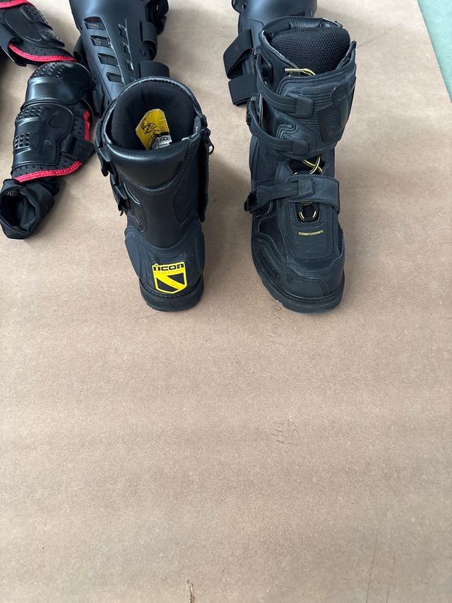 Equipación moto cross: rodilleras culot y botas