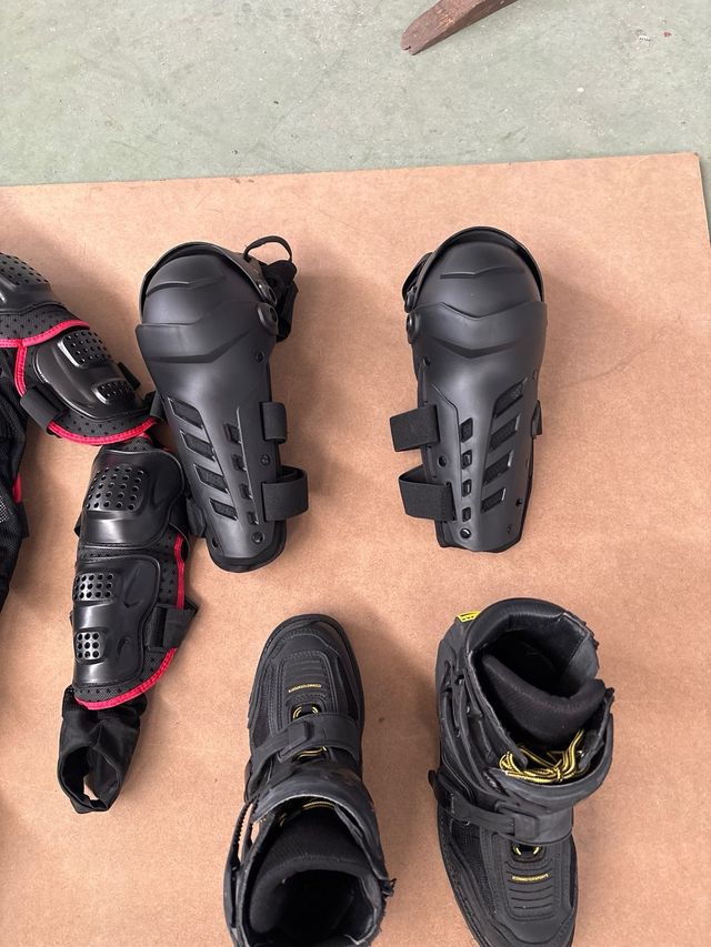 Equipación moto cross: rodilleras culot y botas