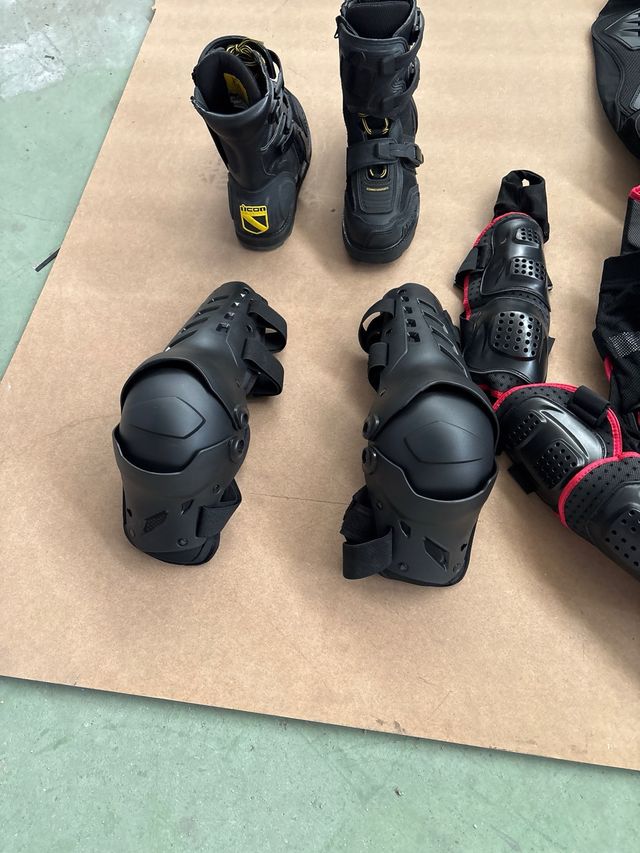 Equipación moto cross: rodilleras culot y botas