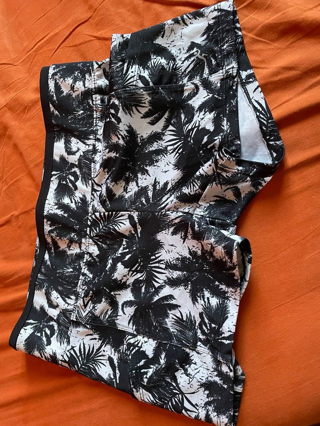 Pantaloncini bianchi con palme come nuovi prezzo t