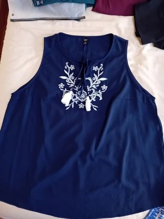 Blusa sin mangas azul marino bordada