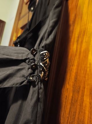 Vestido negro corto con pedrería