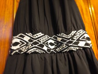 Vestido negro corto con pedrería