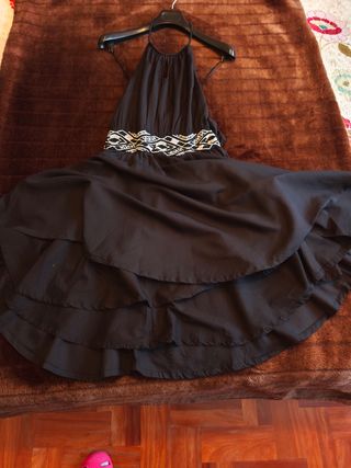 Vestido negro corto con pedrería