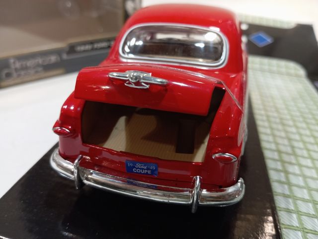 Ford Coupe 1949 1:24 escala