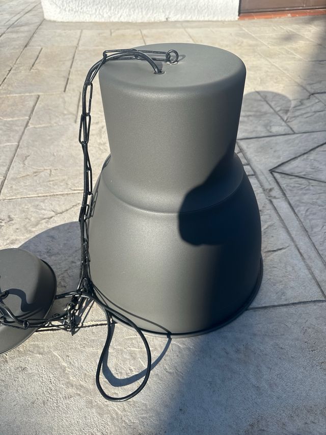 Lampara gris metalica Ikea