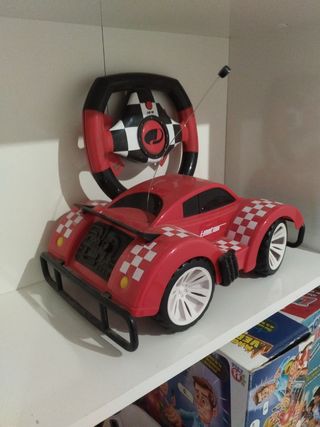 Coche teledirigido rojo