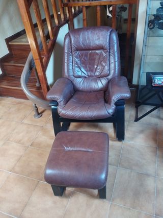 Sillón piel marrón + reposapiés