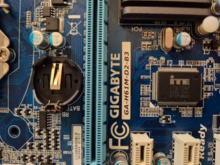 Gigabyte GA-H61M-D2-B3 + i3 3220