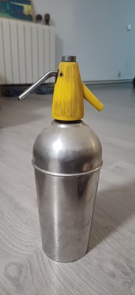 Sifón metálico antiguo