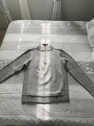 Jersey marrón con cremallera 