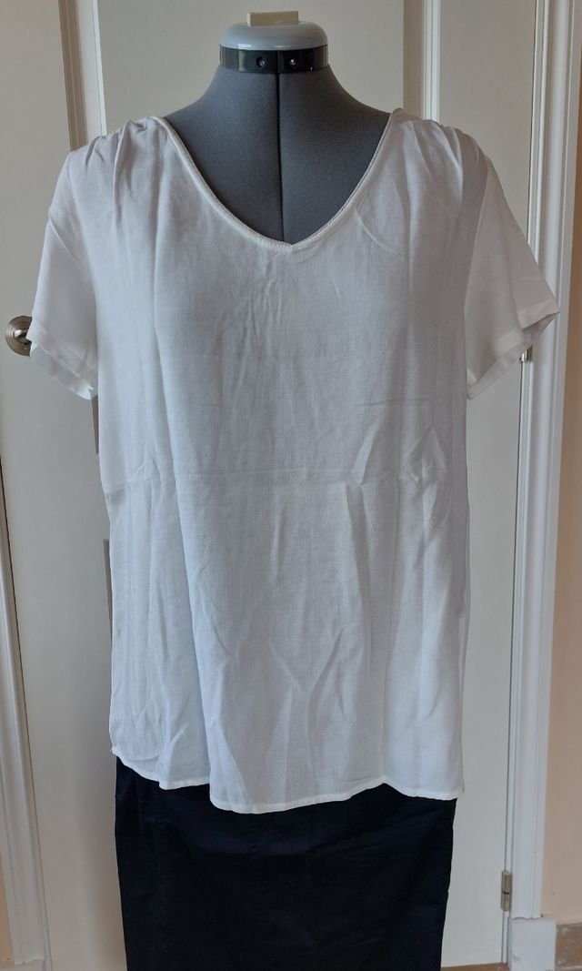 Top con borde metálico plata. Tela fina. M