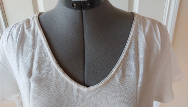 Top con borde metálico plata. Tela fina. M