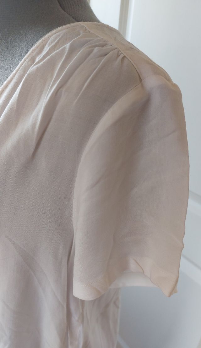 Top con borde metálico plata. Tela fina. M