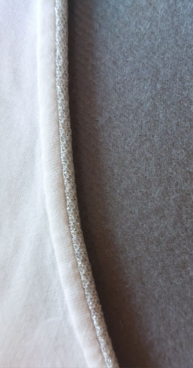 Top con borde metálico plata. Tela fina. M