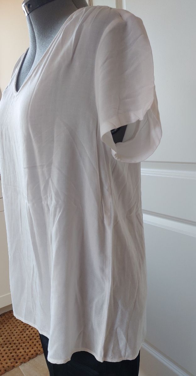 Top con borde metálico plata. Tela fina. M