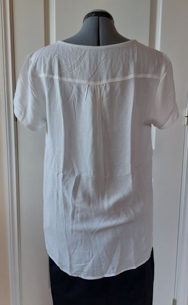 Top con borde metálico plata. Tela fina. M