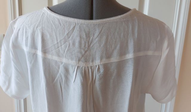 Top con borde metálico plata. Tela fina. M