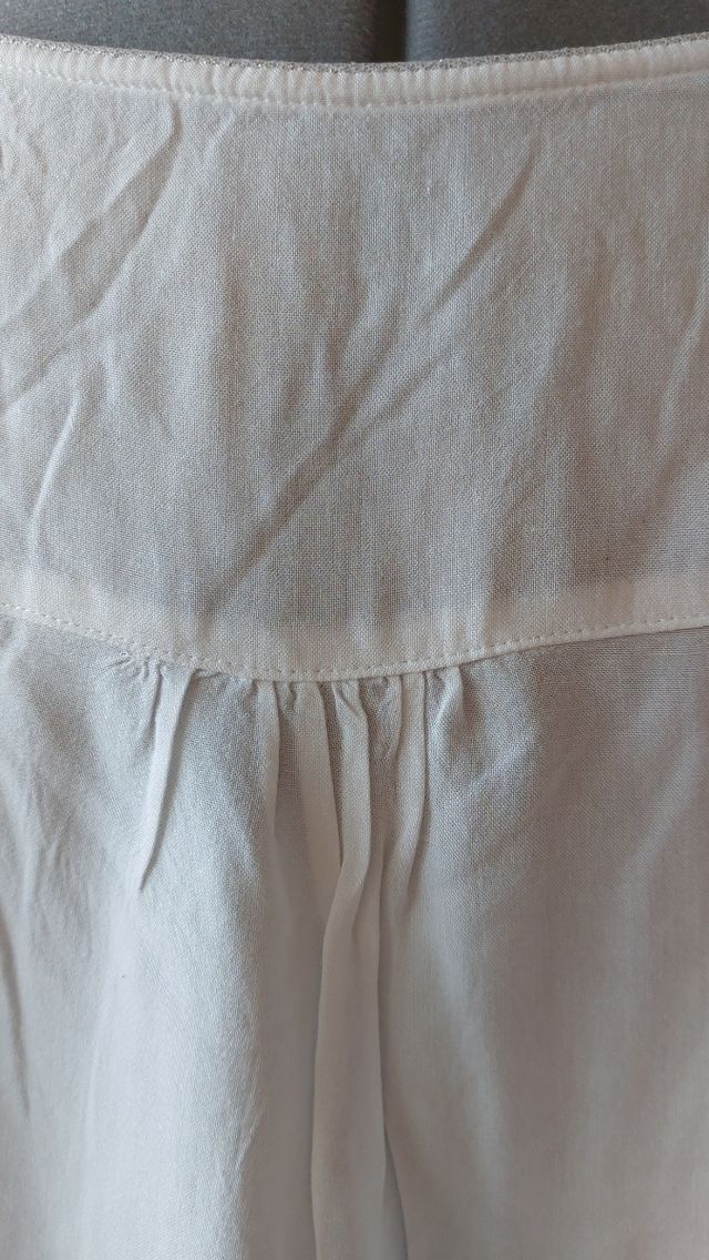 Top con borde metálico plata. Tela fina. M