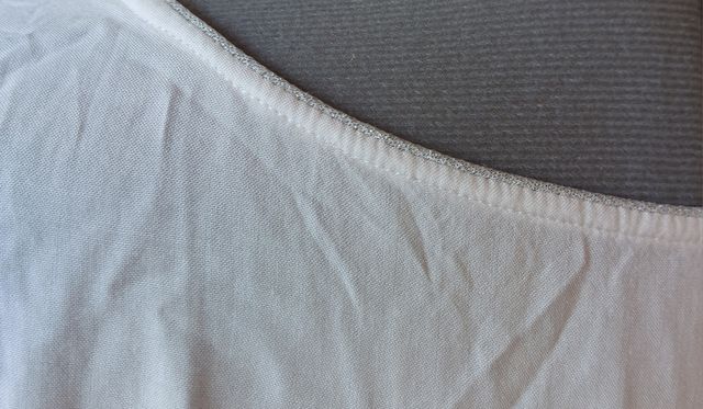 Top con borde metálico plata. Tela fina. M