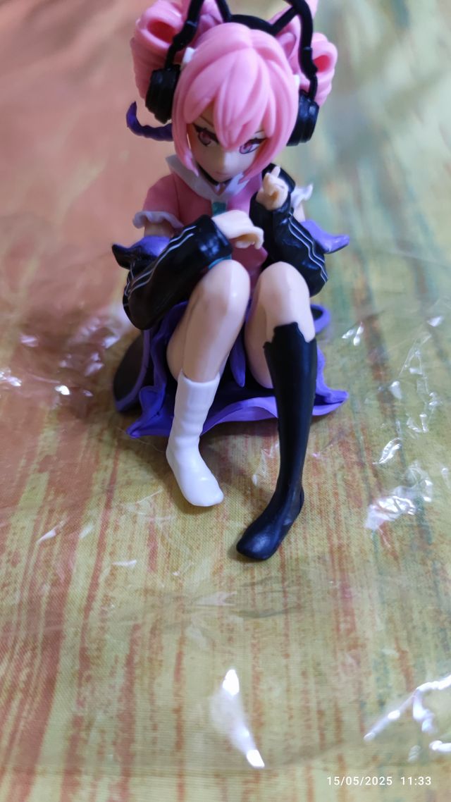 Figura chica cascos musica de pelo rosa