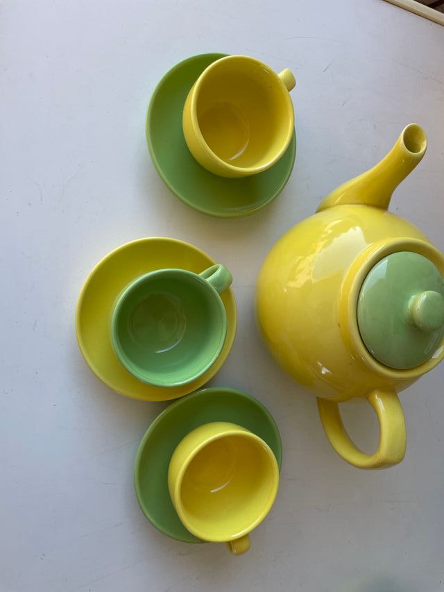 Tetera y 3 juegos de tazas/platos