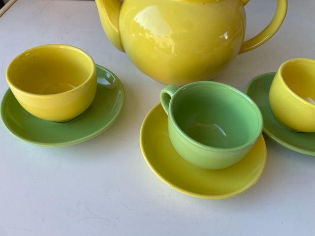 Tetera y 3 juegos de tazas/platos