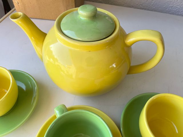 Tetera y 3 juegos de tazas/platos