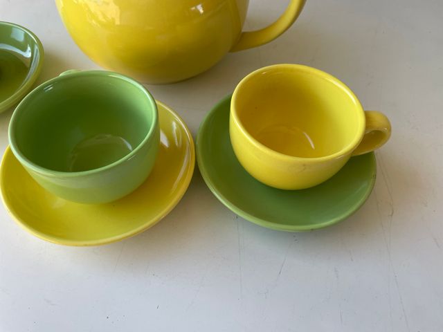 Tetera y 3 juegos de tazas/platos