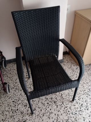 Silla negra mimbre cómoda.