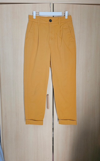 Pantalón de pinzas mostaza