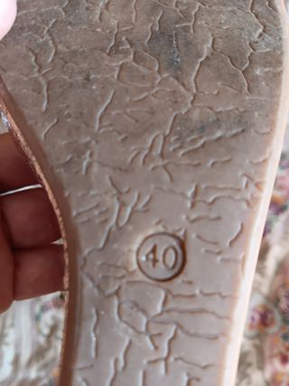 Sandalias cuña doradas brillantes