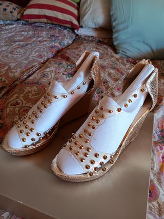 Sandalias cuña doradas brillantes