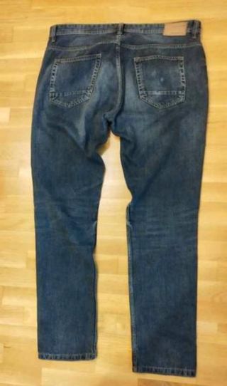 PANTALÓN VAQUERO, CAZADORA ENTRETIEMPO Y CAMISA